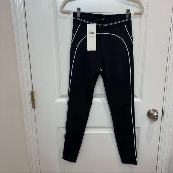 ALO Yoga Black and White Women's Leggings Set - Picture 2 of 10